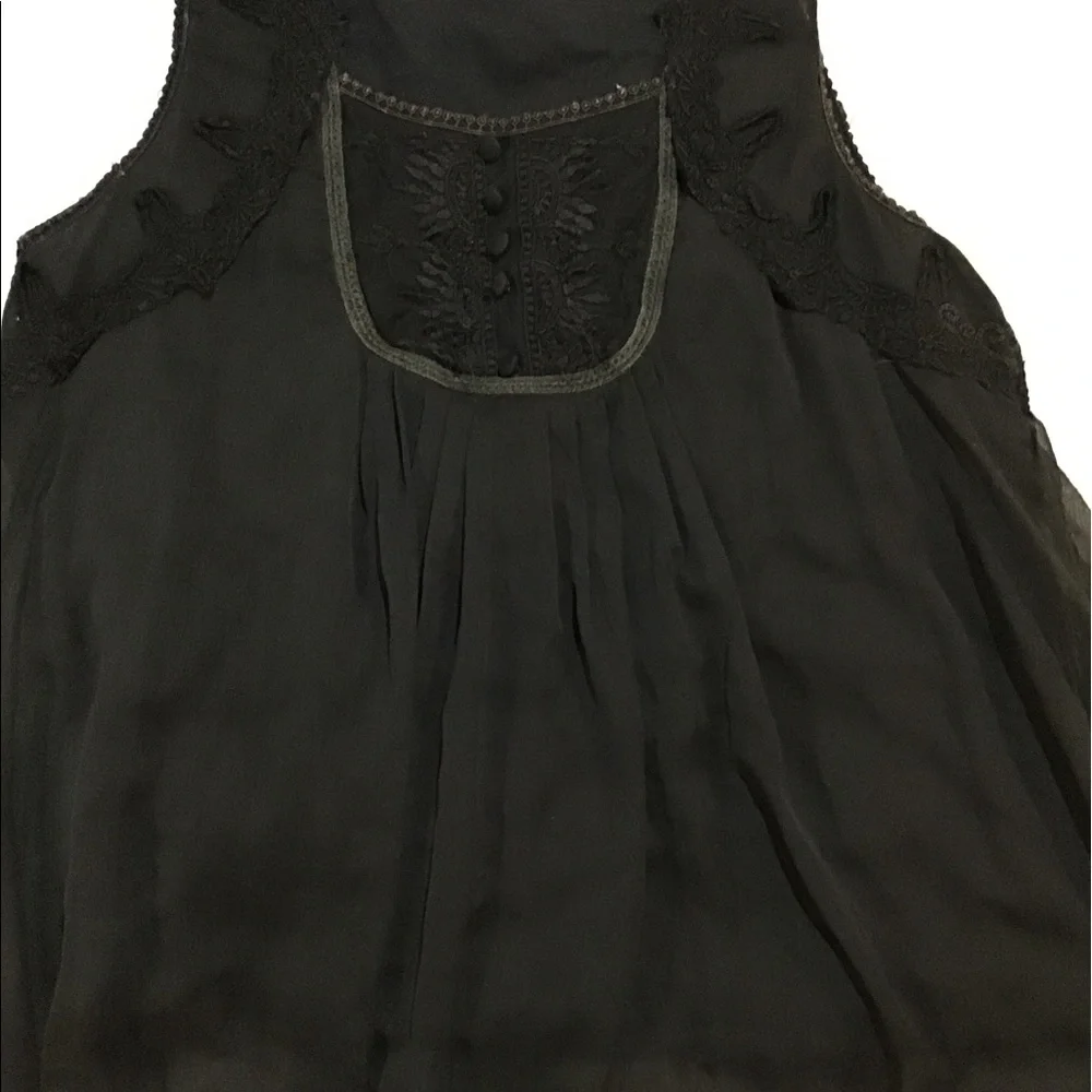 Women’s size 2X sleeveless top. K